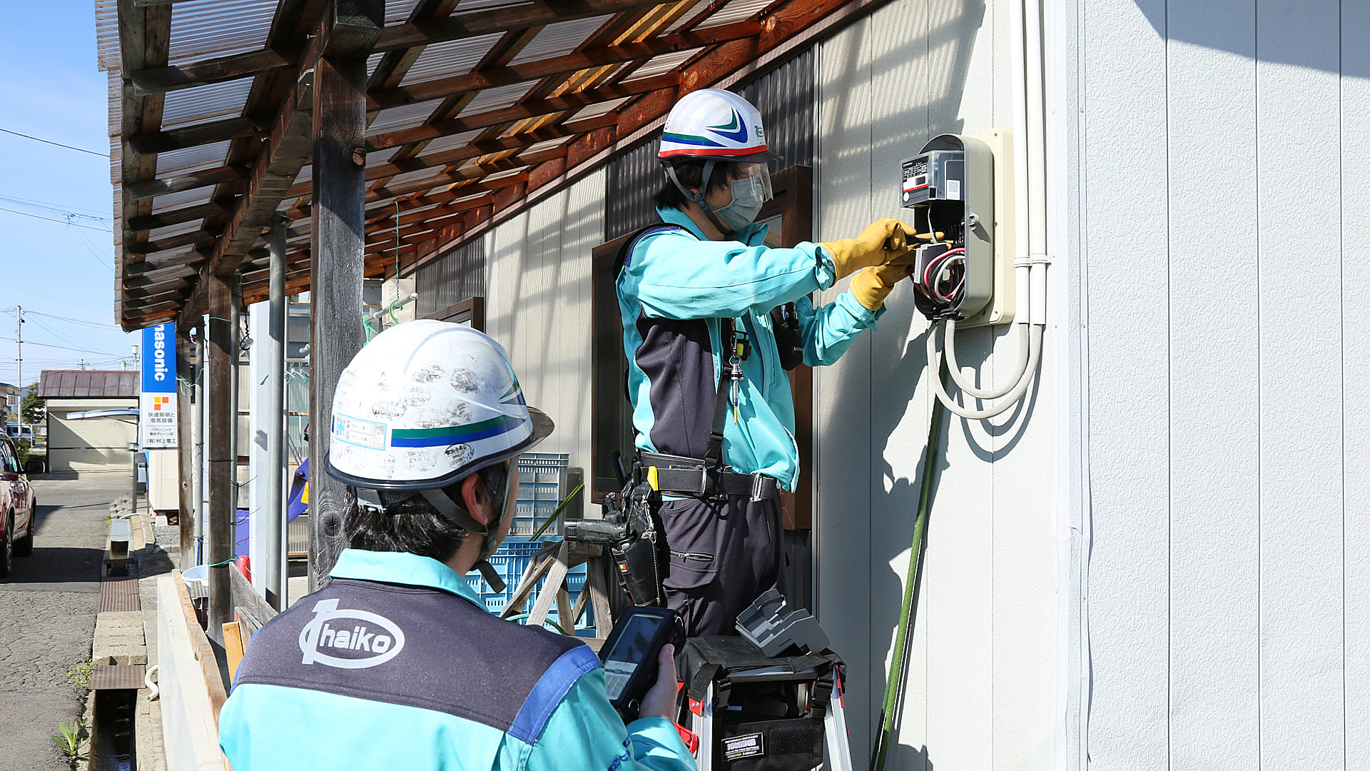 電気の配線工事をする作業員